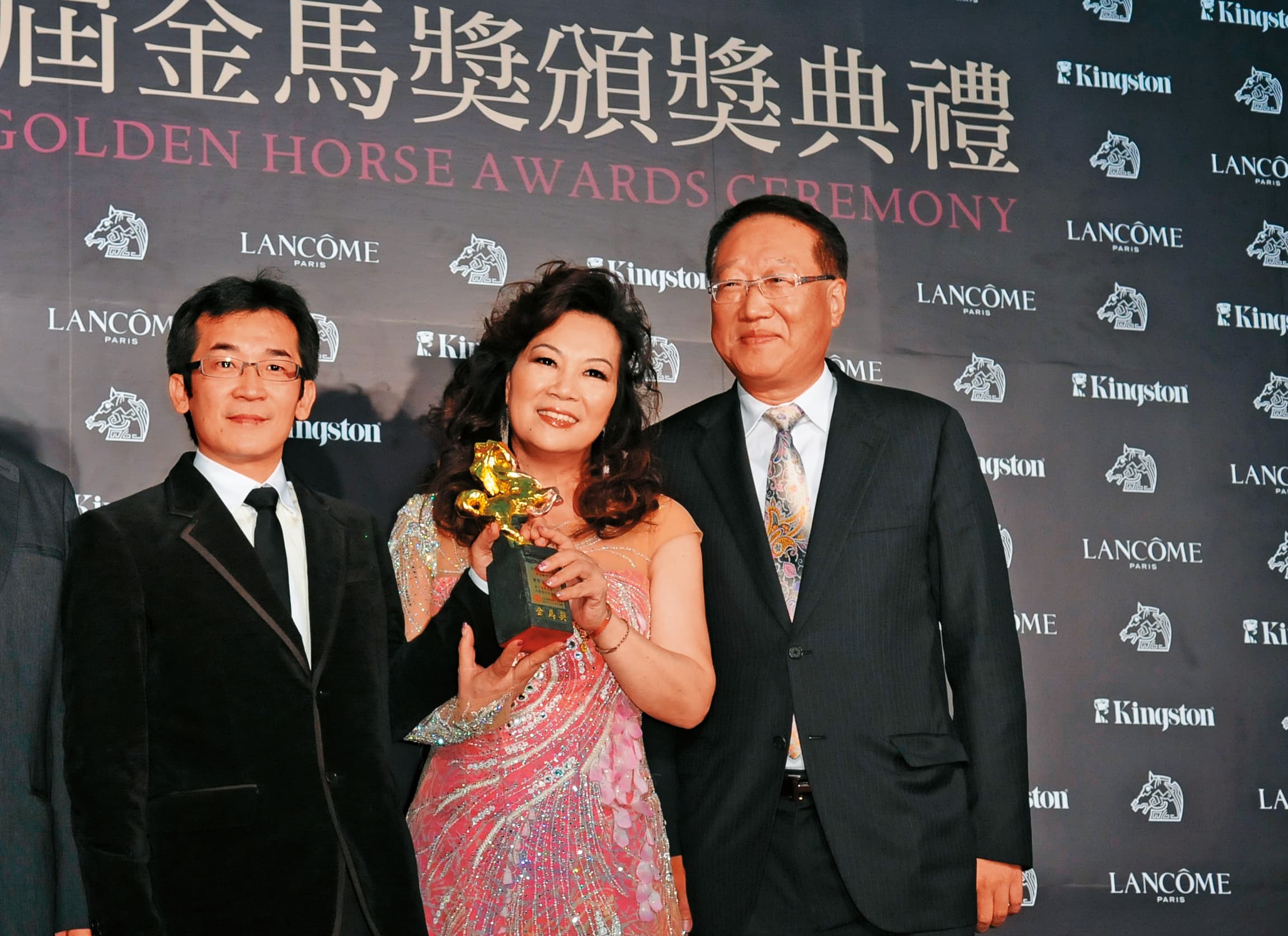 魏德聖（左）與中影董事長郭台強（右）夫婦合作《賽德克．巴萊》，在其獲第48屆金馬獎最佳劇情片後合影。