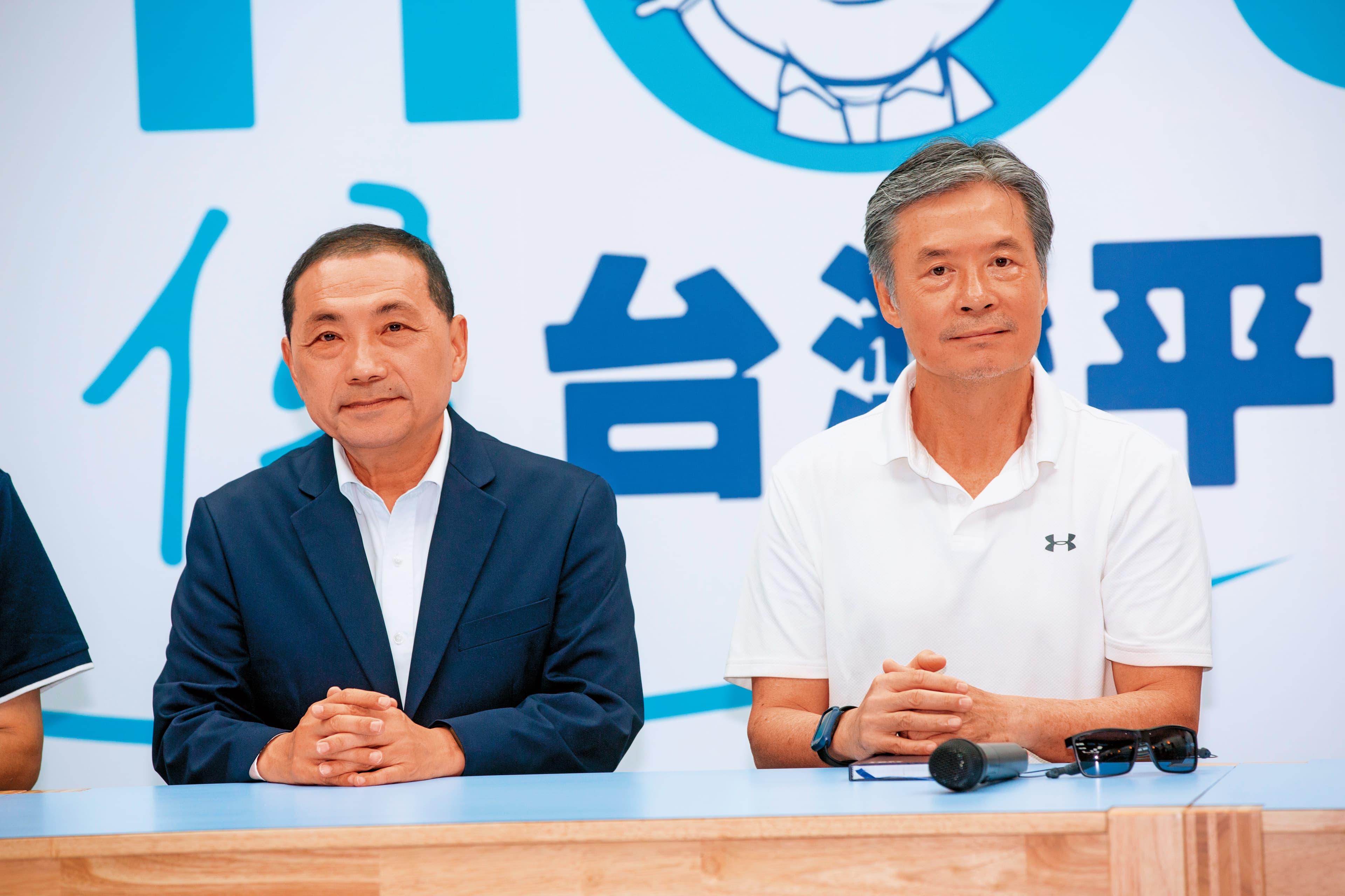 為強化內部團結，侯友宜（左）任命曾在馬英九時期擔任黨祕書長的金溥聰（右）為競辦執行長。（林煒凱攝）