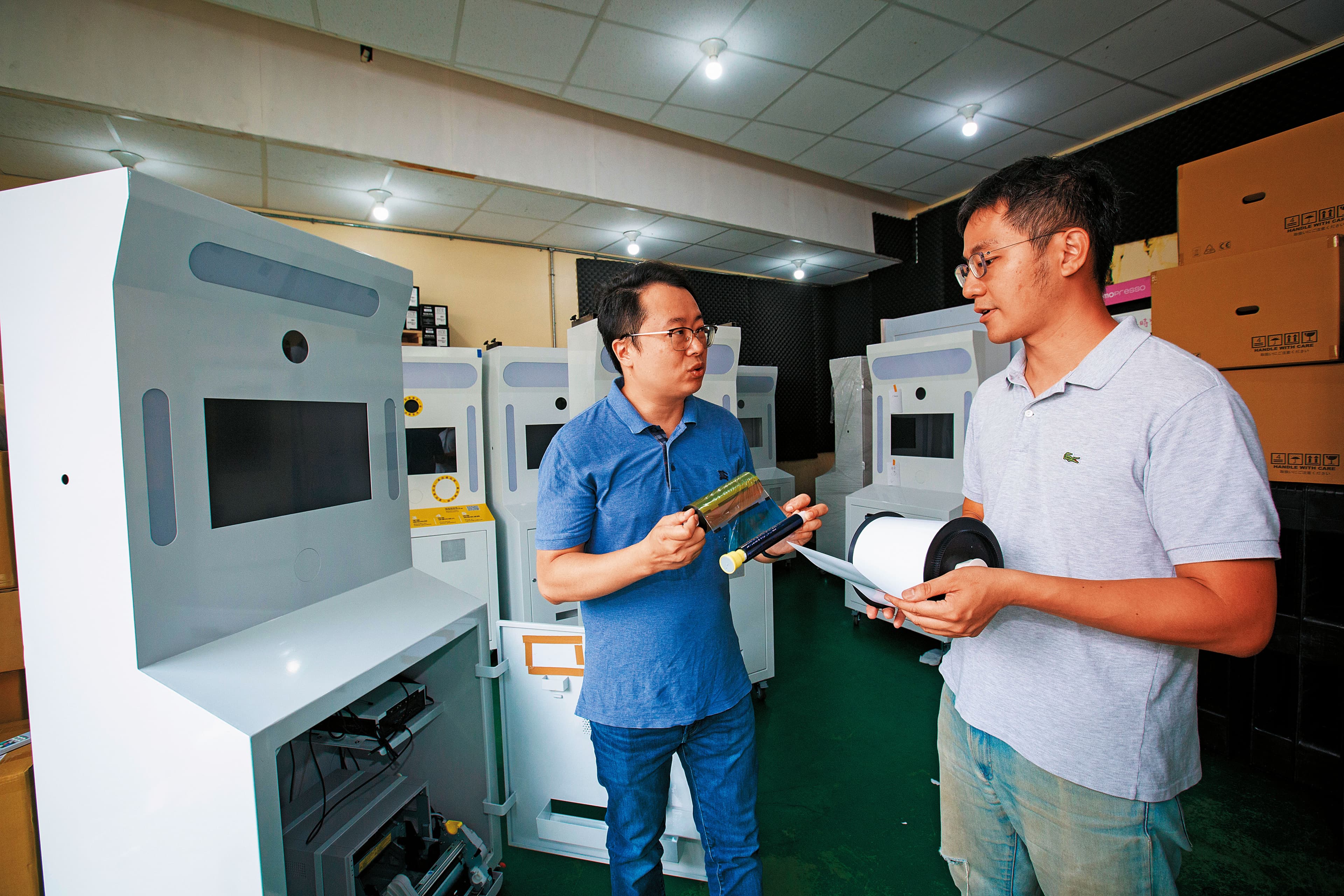 陳彥廷（左）與合夥人林伯彥（右）堅持機台內的照片印表機與相紙選用日本最大廠商，不沾指紋，也不會褪色。