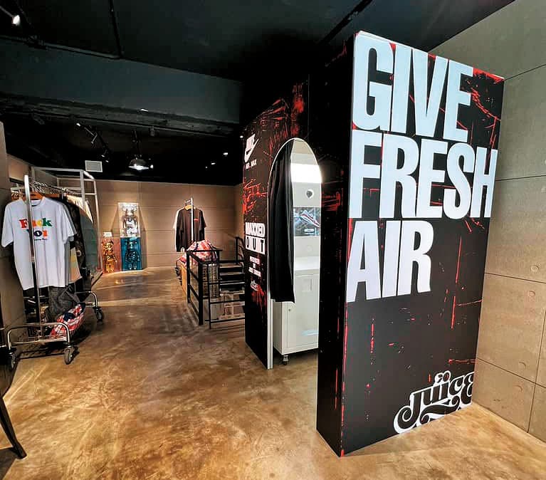 妞拍貼的拍貼機台還提供出租服務，運動品牌Nike就曾租機台放在店內，並客製專屬相框讓客人拍照留念。（妞拍貼提供）