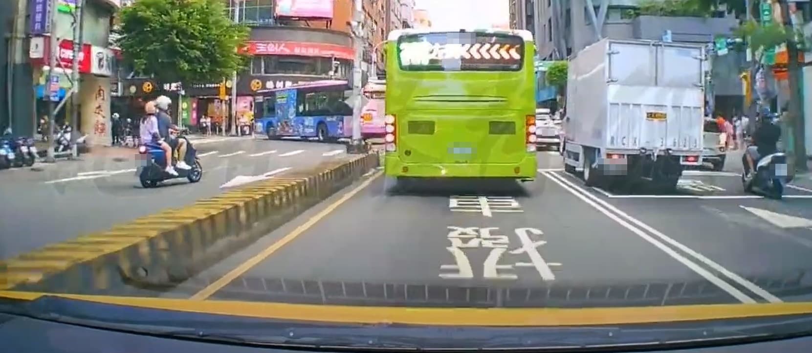 小黃駕駛16日行經永和路二段路口，直擊家長騎車載著2個孩子，逆向行駛強闖對向車道。（翻攝自《記者爆料網》）