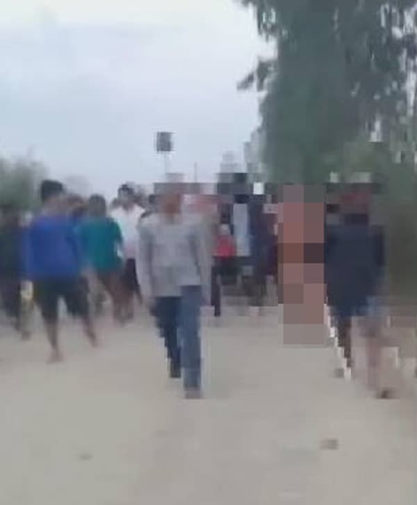 這兩名女子不斷求饒，仍被眾男凌辱。（翻自nagalandpost.com）