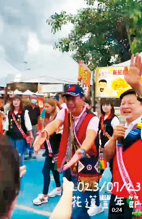 郭台銘（前左）力挖藍營勢力倒戈，23日全代會下午就與傅崐萁（前右）出席花蓮豐年祭。（翻攝郭台銘臉書）