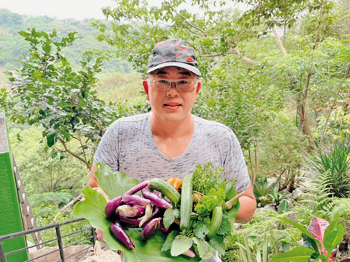 林國基笑說退休生活簡單充實，如今最愛整理蔬果園。（翻攝自林國基臉書）