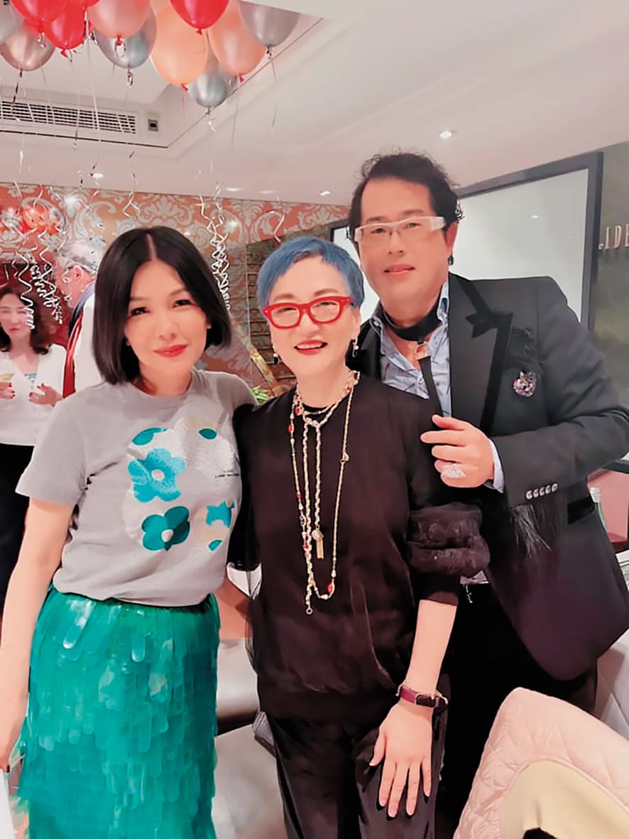 林國基（右起）在演藝圈人緣佳，私下也常跟張小燕、張清芳等好友們聚餐。（翻攝自林國基臉書）