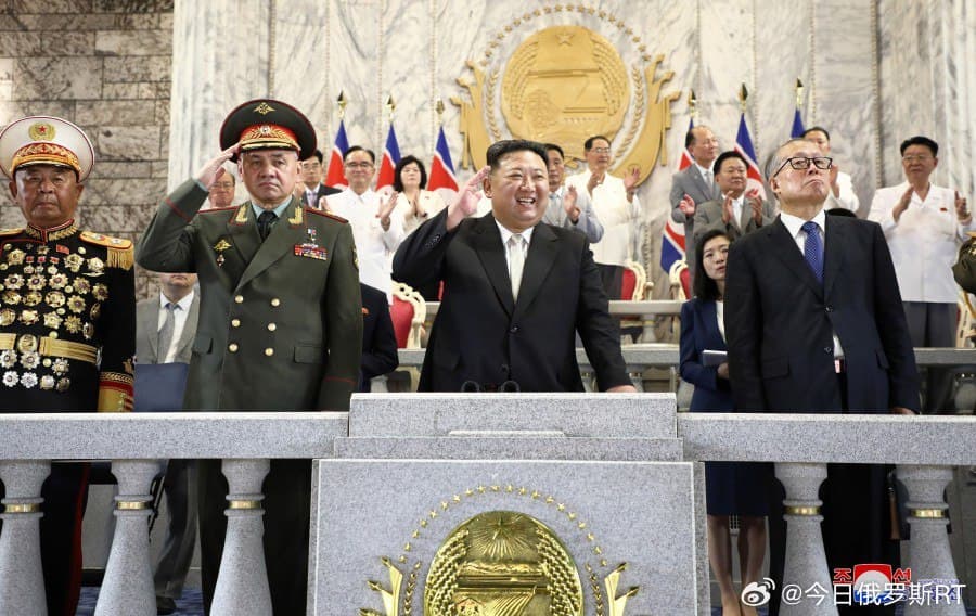俄羅斯國防部長紹伊古27日出席北韓領導人金正恩的閱兵儀式。（翻攝自微博＠今日俄羅斯RT）