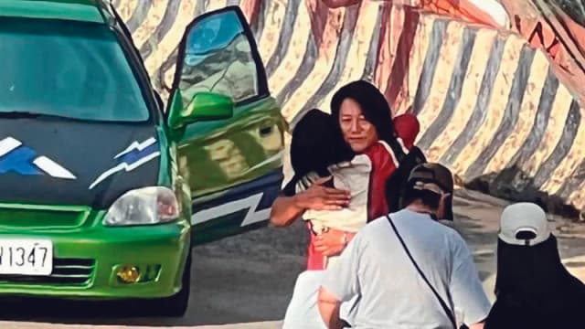 劇組在基隆海濱拍了不少戲分，當地臉書社團就有粉絲捕捉到「韓哥」姜成鎬擁抱桂綸鎂的畫面。（翻攝自基隆人大小事資訊天地臉書）