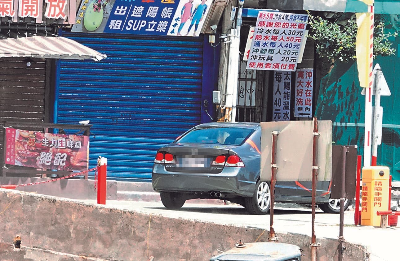7月25日10：53，一場灰色房車衝上斜坡的甩尾鏡頭只拍兩次就順利完成，可見劇組專業度。