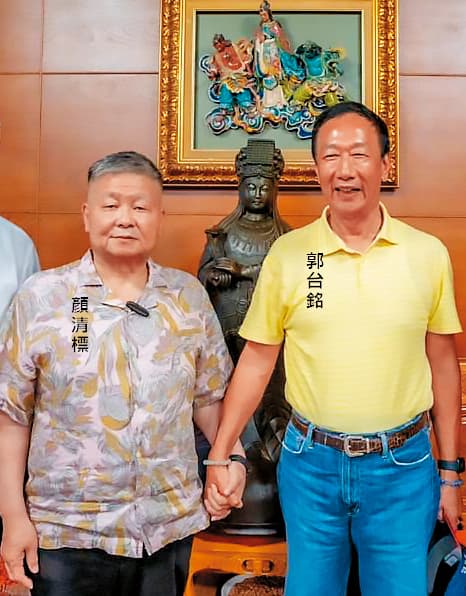 郭台銘7月25日赴台中大甲鎮瀾宮，拜會黑派要角顏清標，兩人一度十指緊扣，凸顯好交情。（郭台銘辦公室提供）