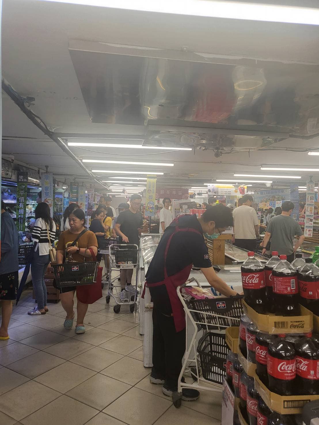 台北市某間全聯店裡面，越晚人越多。（民眾提供）