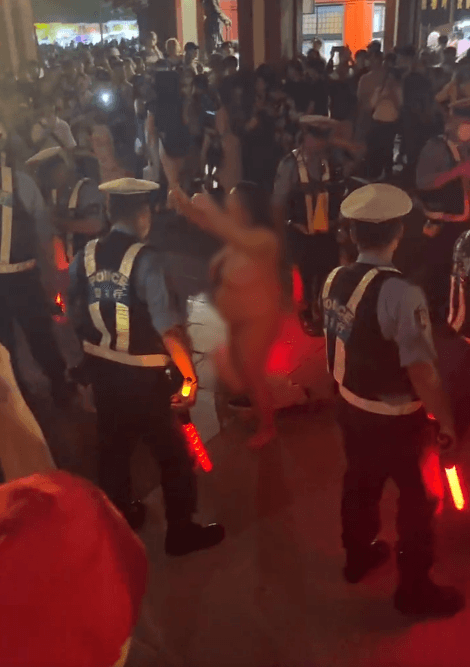 現場有6-7名警方包圍裸女，但她都不為所動。（翻自推特）