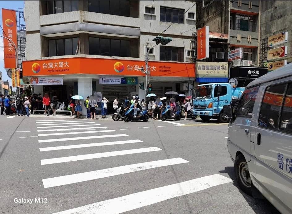 連鎖飲料店與電玩遊戲聯名活動本月1日開跑，引來民眾排隊搶購。（翻攝自臉書社團《彰化人大小事》）