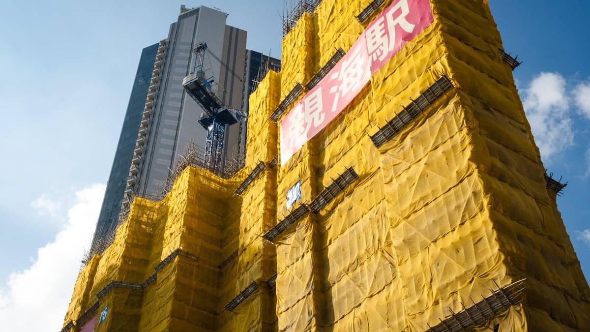 長實董事會主席李澤鉅日前表示，香港房市與3年前相比，目前利率下跌的可能性較高，地價也已跌至接近政府的成本價。（翻自《中國報》）