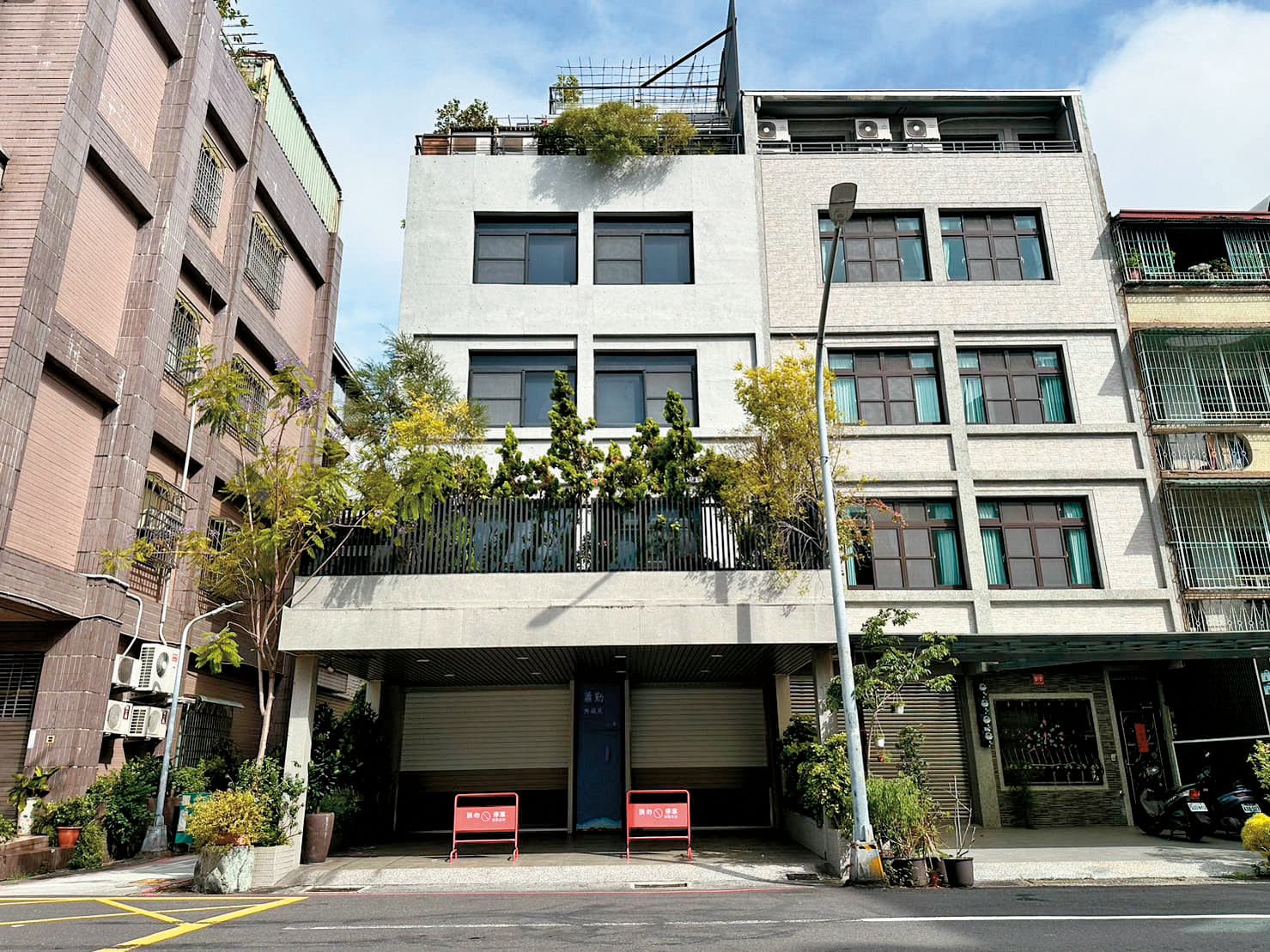 蕭勤國際文化基金會位於高雄鎮海路，2戶連棟占地逾百坪，市值近4千萬元，卻登記在吳素琴個人名下。