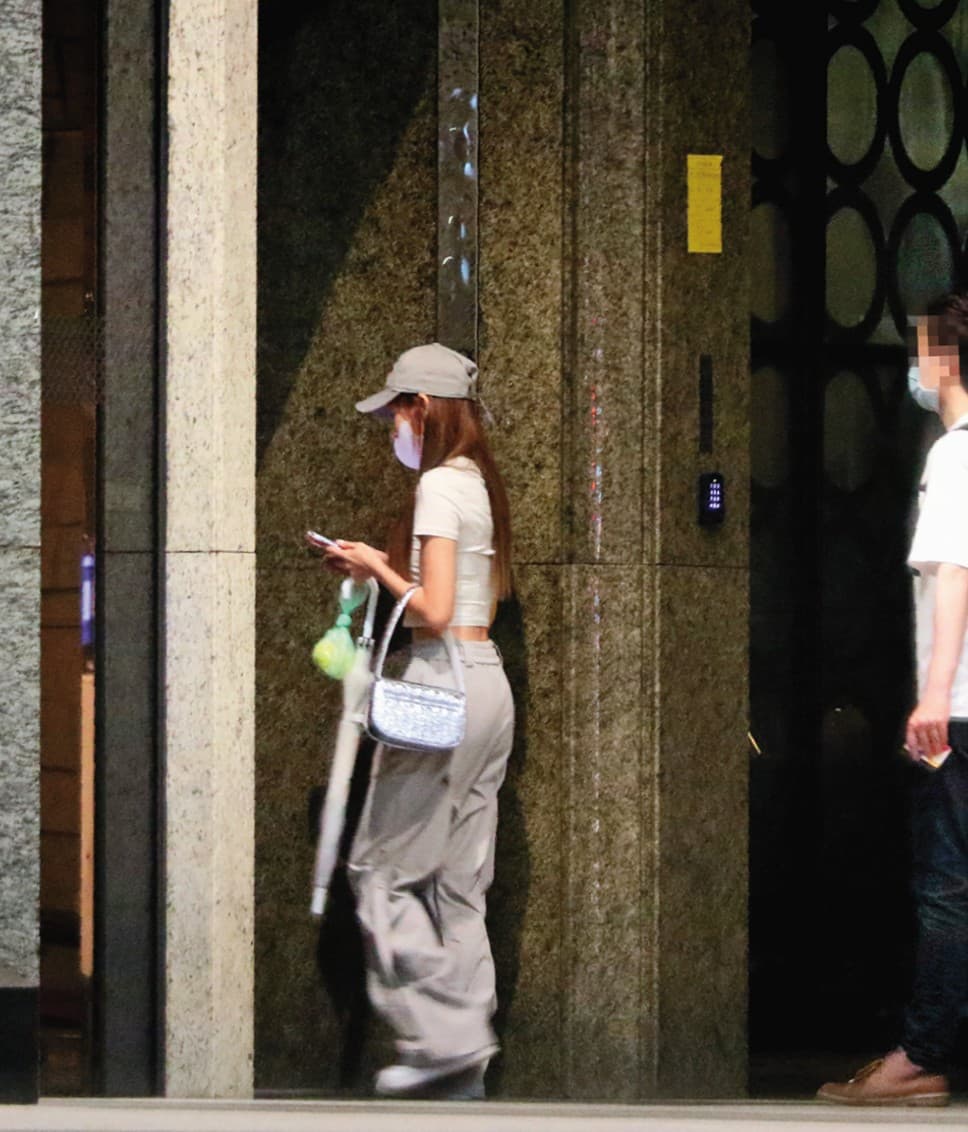 8/3 21：18，回到住家樓下，林襄一如往常從社區大門進去。
