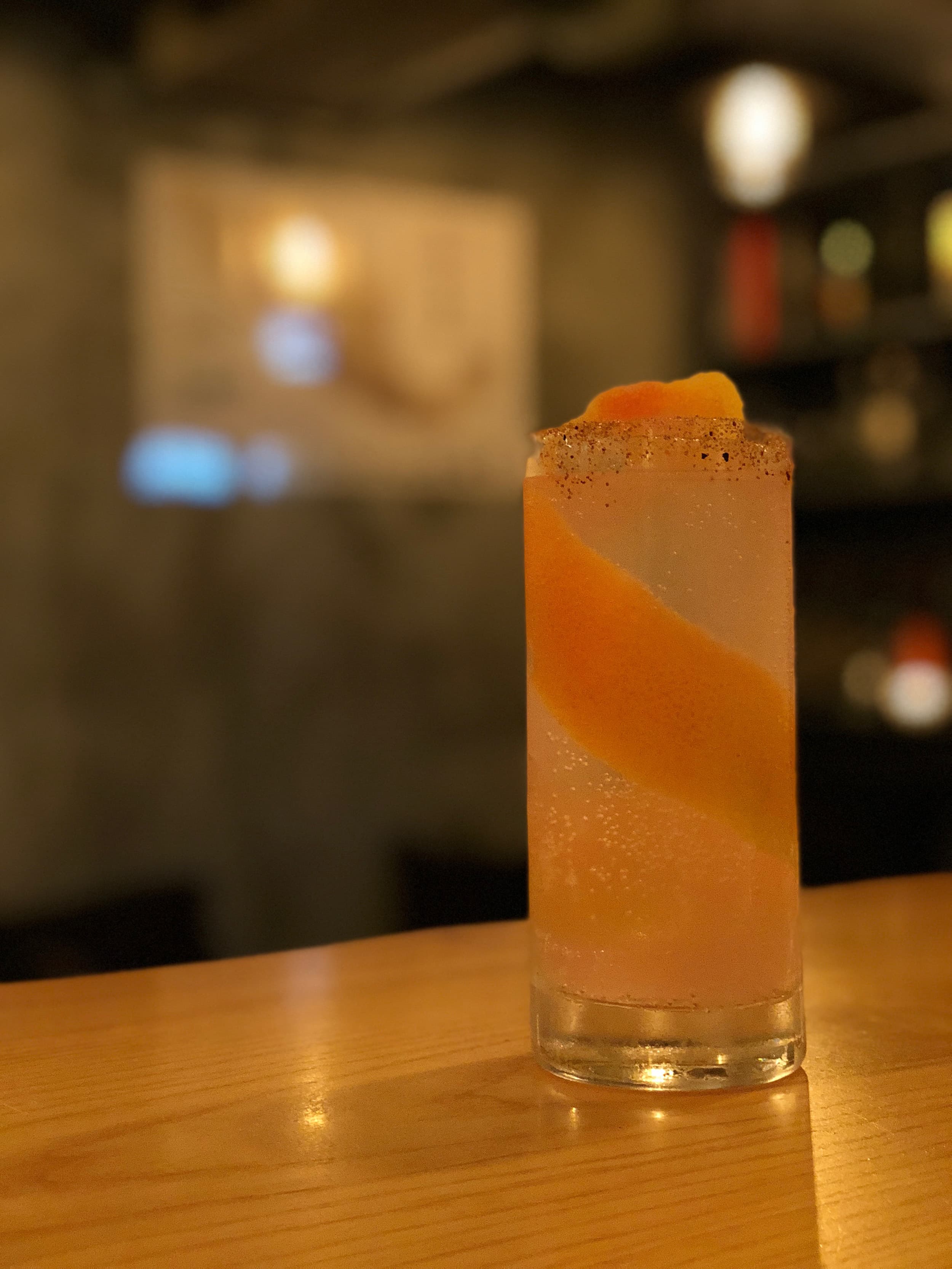 從開店之初保留至今的「La Paloma de Oaxaca」，是許多酒友推薦必喝的招牌創意調酒，邊緣抹上蟲鹽，獨特風味令人一試難忘。（港幣120元／杯，約NT$480）（COA提供）