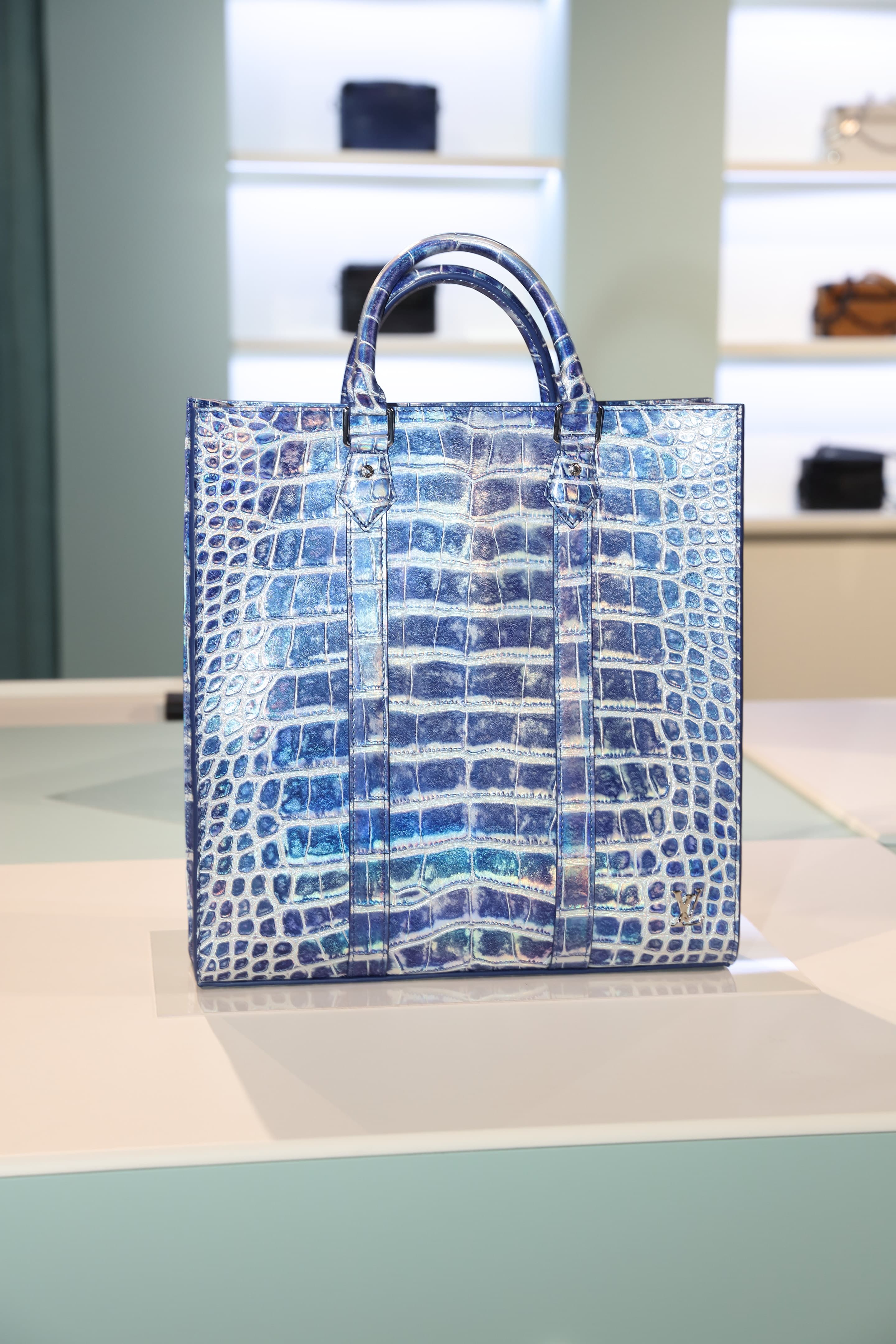男性包款中單價最高的為冰晶藍色Frozen Blue Sac Plat。NT$1,490,000（路易威登提供）