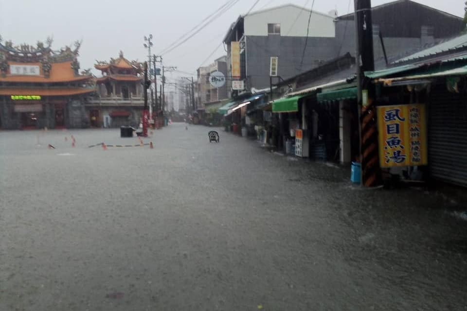 台南今天因強降雨多處積淹水，市民盼市長黃偉哲明天能放假一天。（翻攝自臉書社團「我住台南安南區」）
