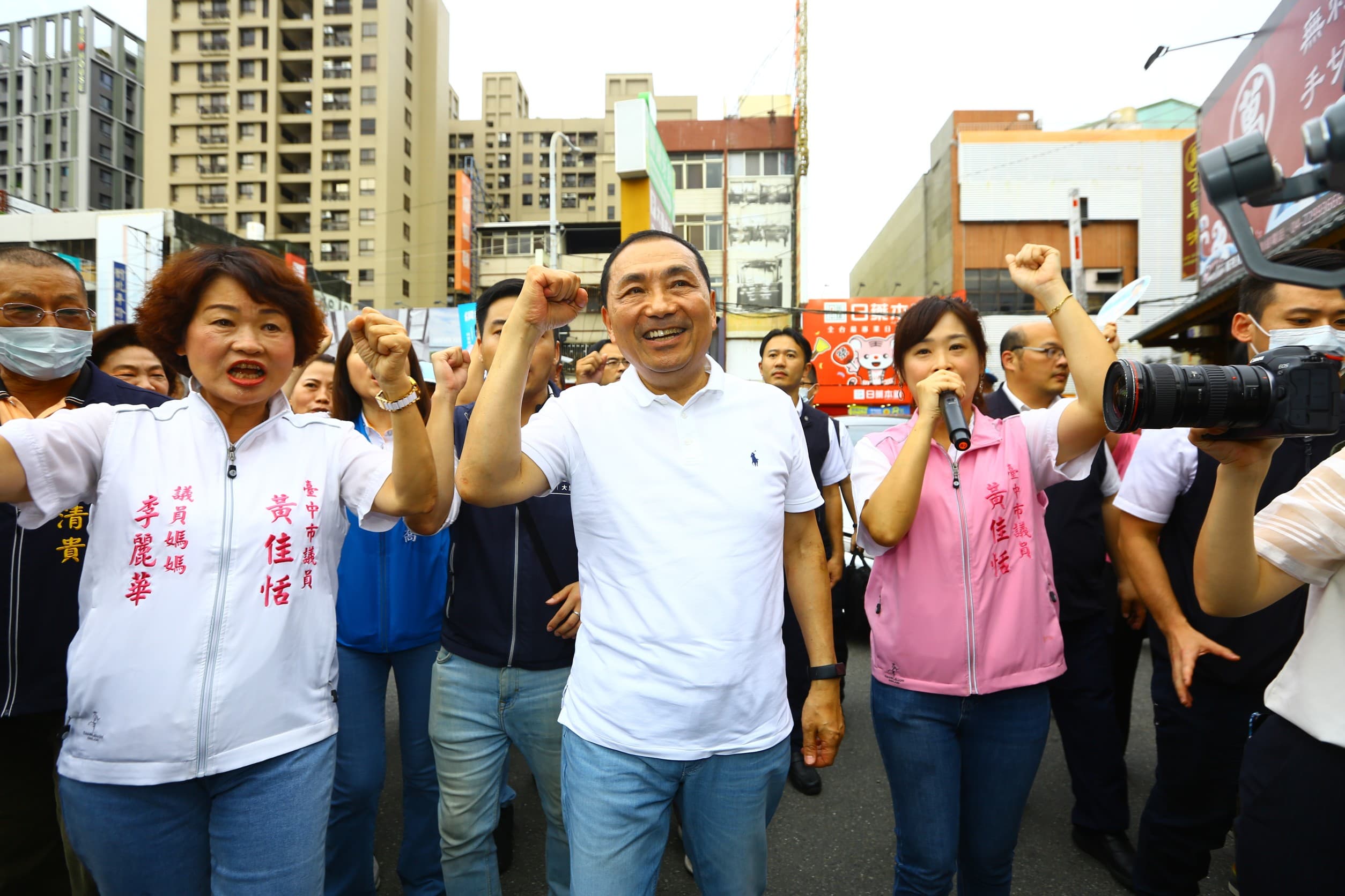 侯友宜今下午到台中廟口開講、在藍營議員陪同下在菜市場掃街拜票。