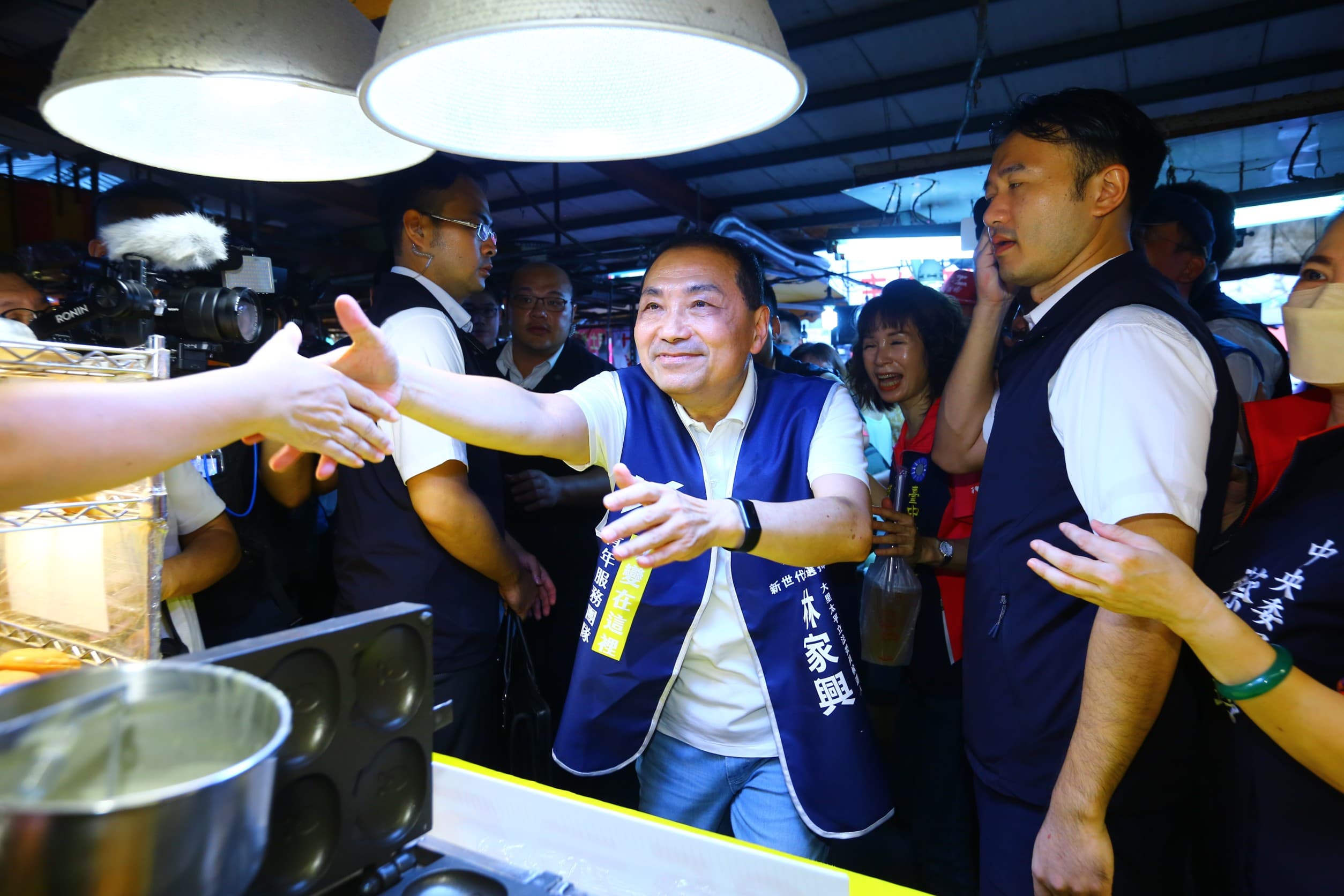 侯友宜今下午到台中廟口開講、在藍營議員陪同下在菜市場掃街拜票。