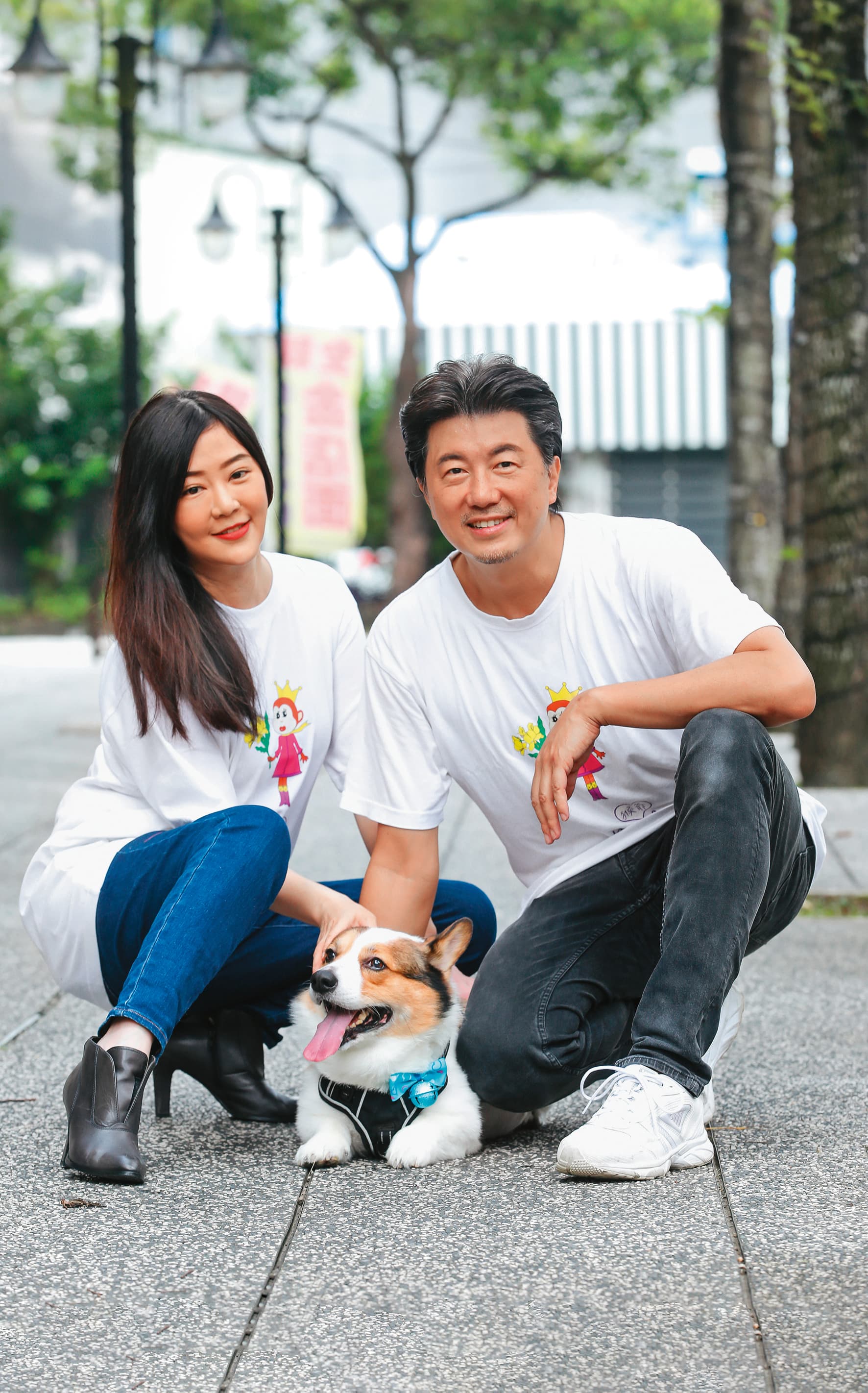 文汶（左）與吳皓昇（右）很寵愛小王子，兩人希望女兒可以跟狗狗一同成長，互相陪伴。