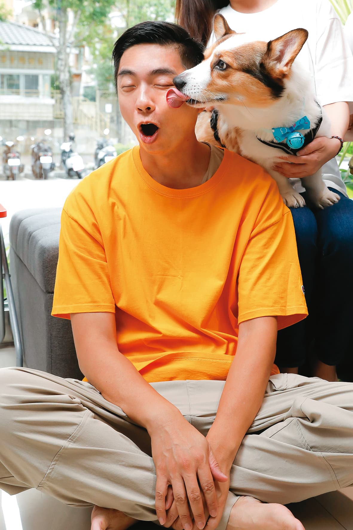 柯基犬小王子今年7歲，一看到熊爸就非常熱情，親個不停。