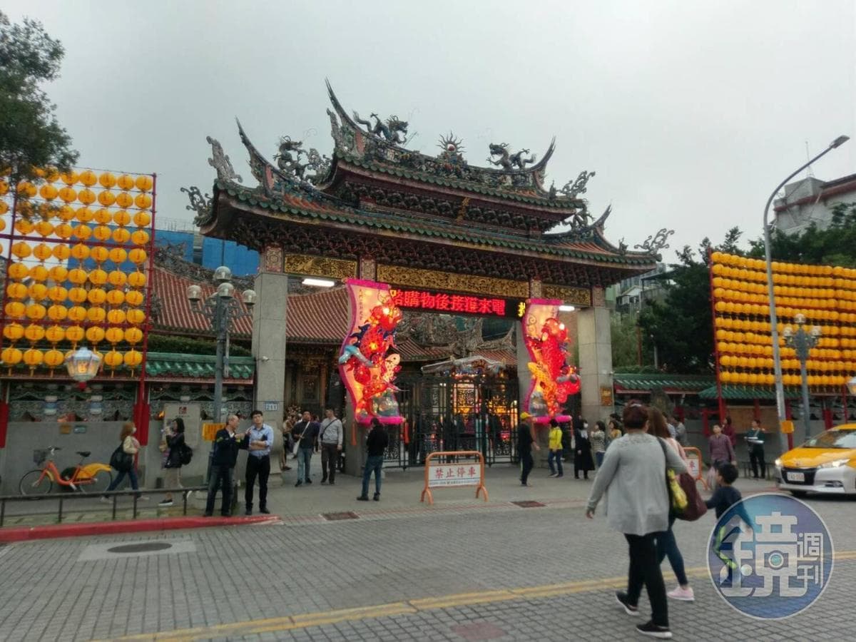 網友點名LED看板破壞台灣寺廟的美學。（本刊資料照）