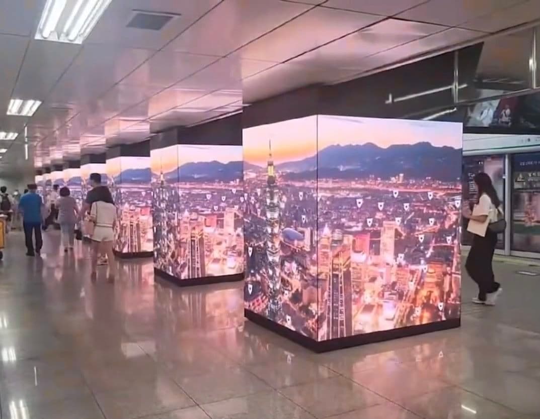 廣告影片以空拍視角環繞台北101大樓展現台北市景，循環呈現台北從白天到傍晚、夜晚至白天的樣貌。（北市觀傳局提供）