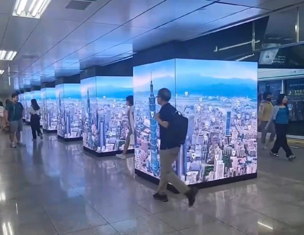 地鐵江南站換乘新盆唐線的通道轉乘人潮眾多，是最具指標性的人潮聚集地點，相關宣傳規劃即日起自9月6日止。（北市觀傳局提供）
