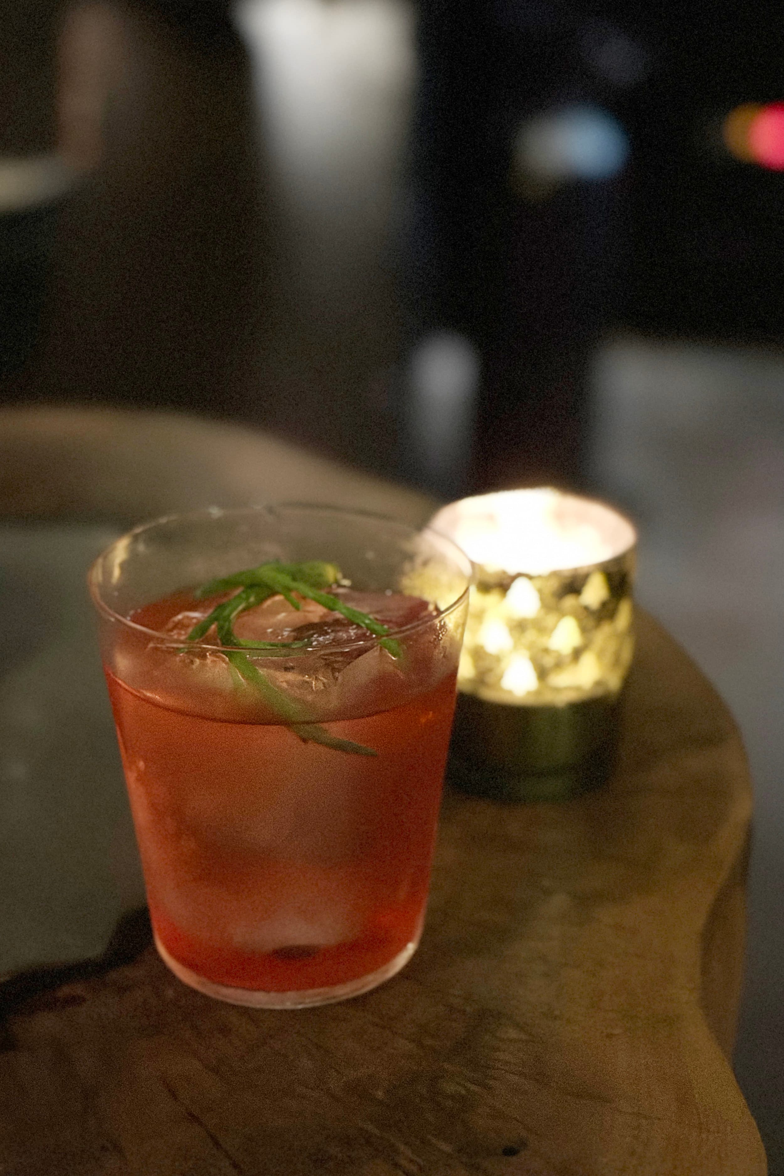 若是Negroni鐵粉，推薦必喝使用店家自製的哈密瓜琴酒、五味子義大利苦艾酒與辣椒Campari製作的「Our Final Warning」。（港幣120元/杯，約NT$480）