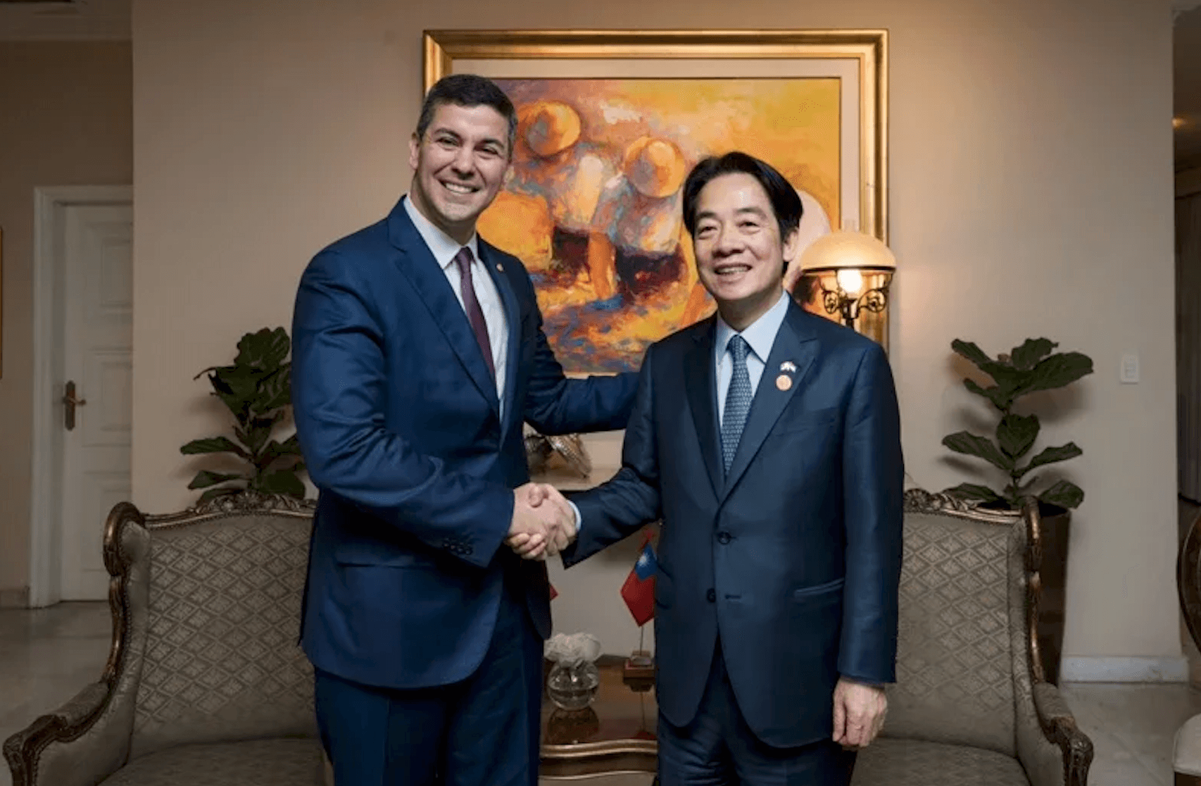 賴清德（右）與巴拉圭新任總統貝尼亞會晤。（總統府提供）