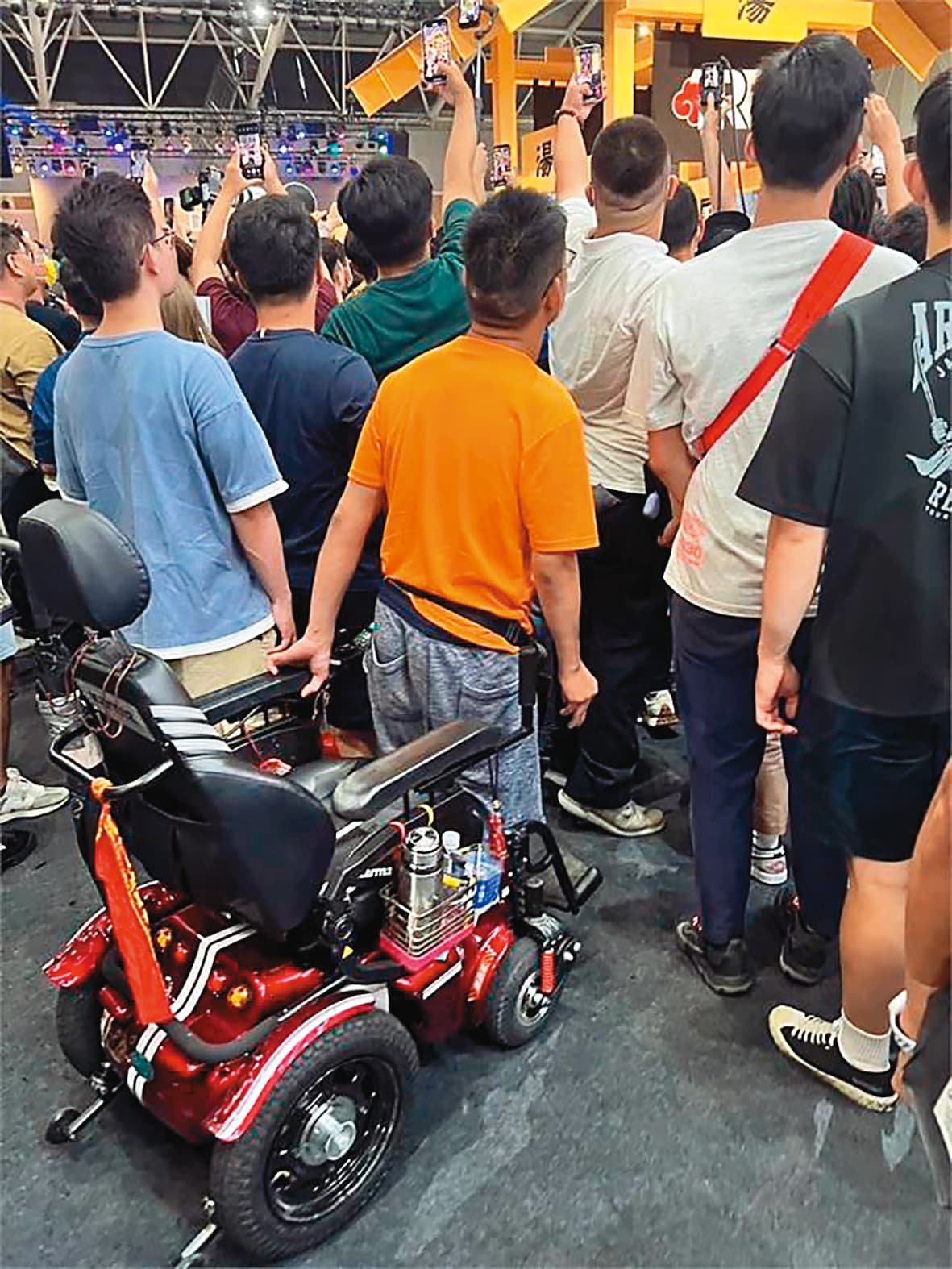 身障哥為一睹台上的女優風采，竟站了起來！（翻攝自重機車友 各區路況天氣、資訊分享中心臉書）