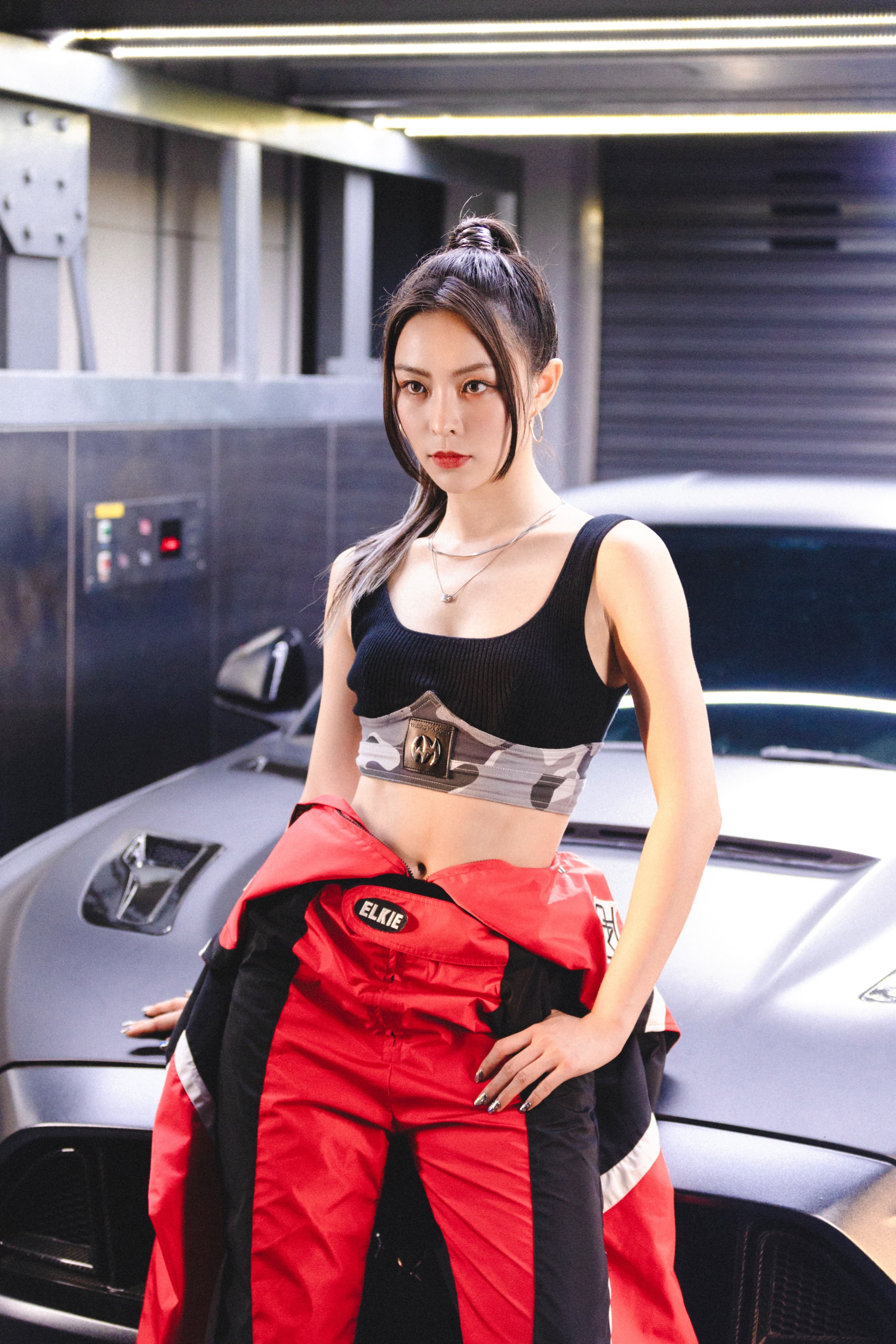 〈SPEED UP〉MV中，Elkie化身美麗與性感兼具的女車手。（KEYMAXii提供）