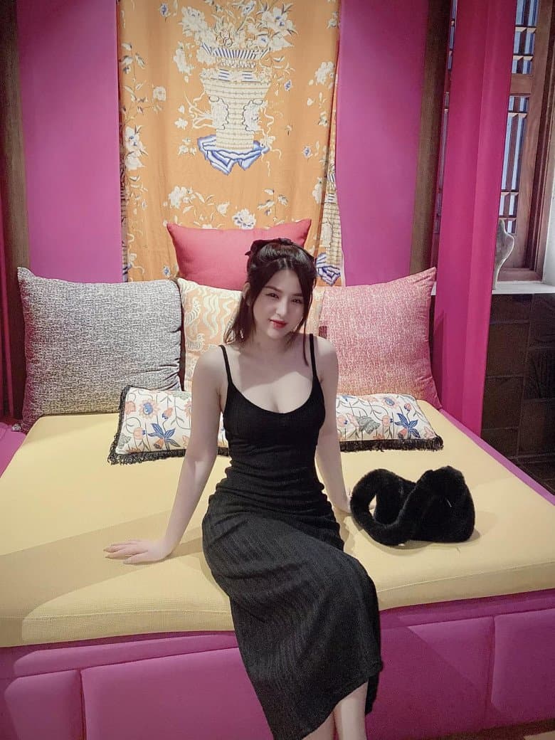 明芳從小就被父母寵，不會做家事，但很有經營頭腦。（翻自《EVA》）
