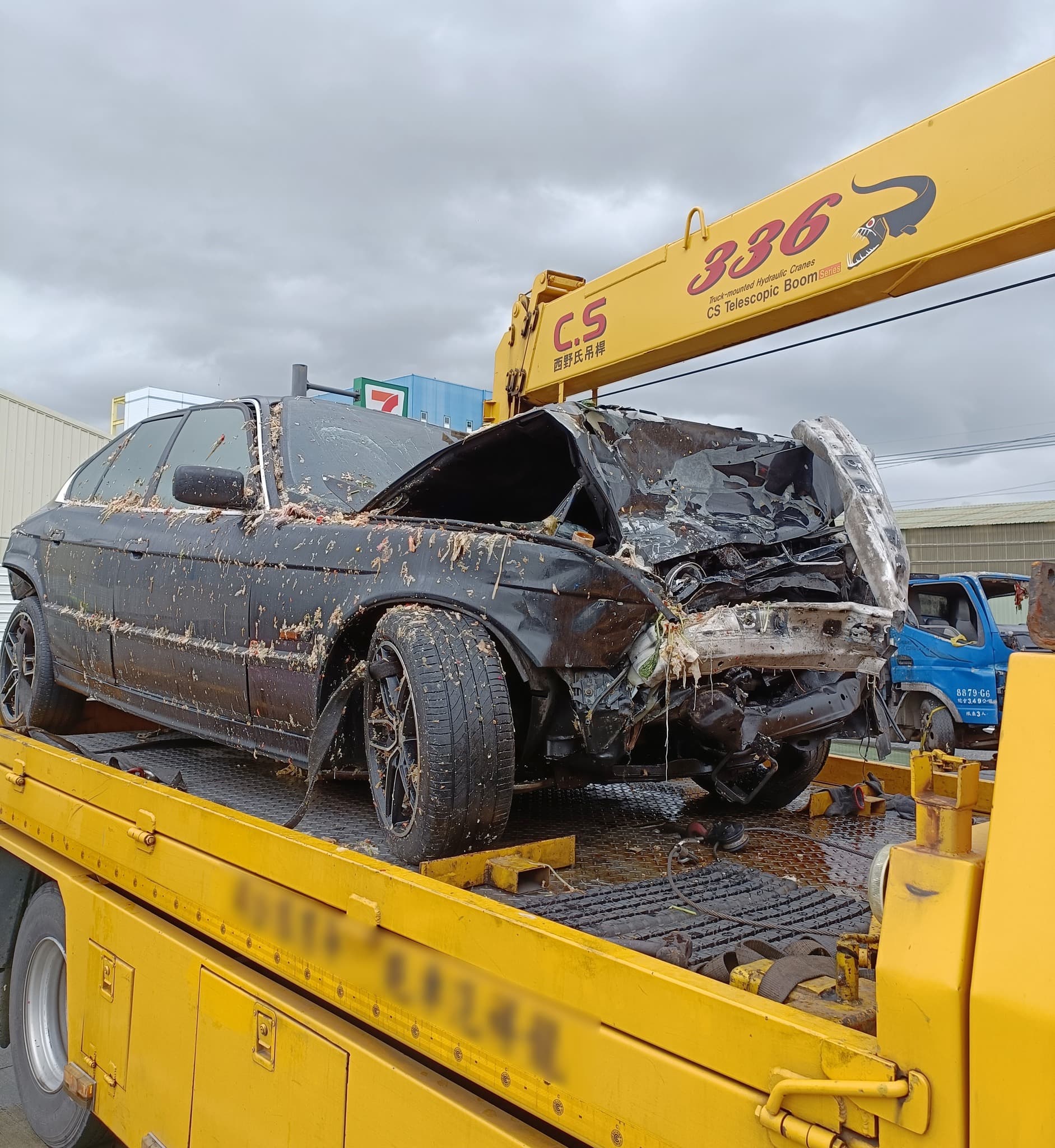 事故車輛沾滿廚餘，後續清理恐需耗費心力。（翻攝臉書《國道公路警察局》）