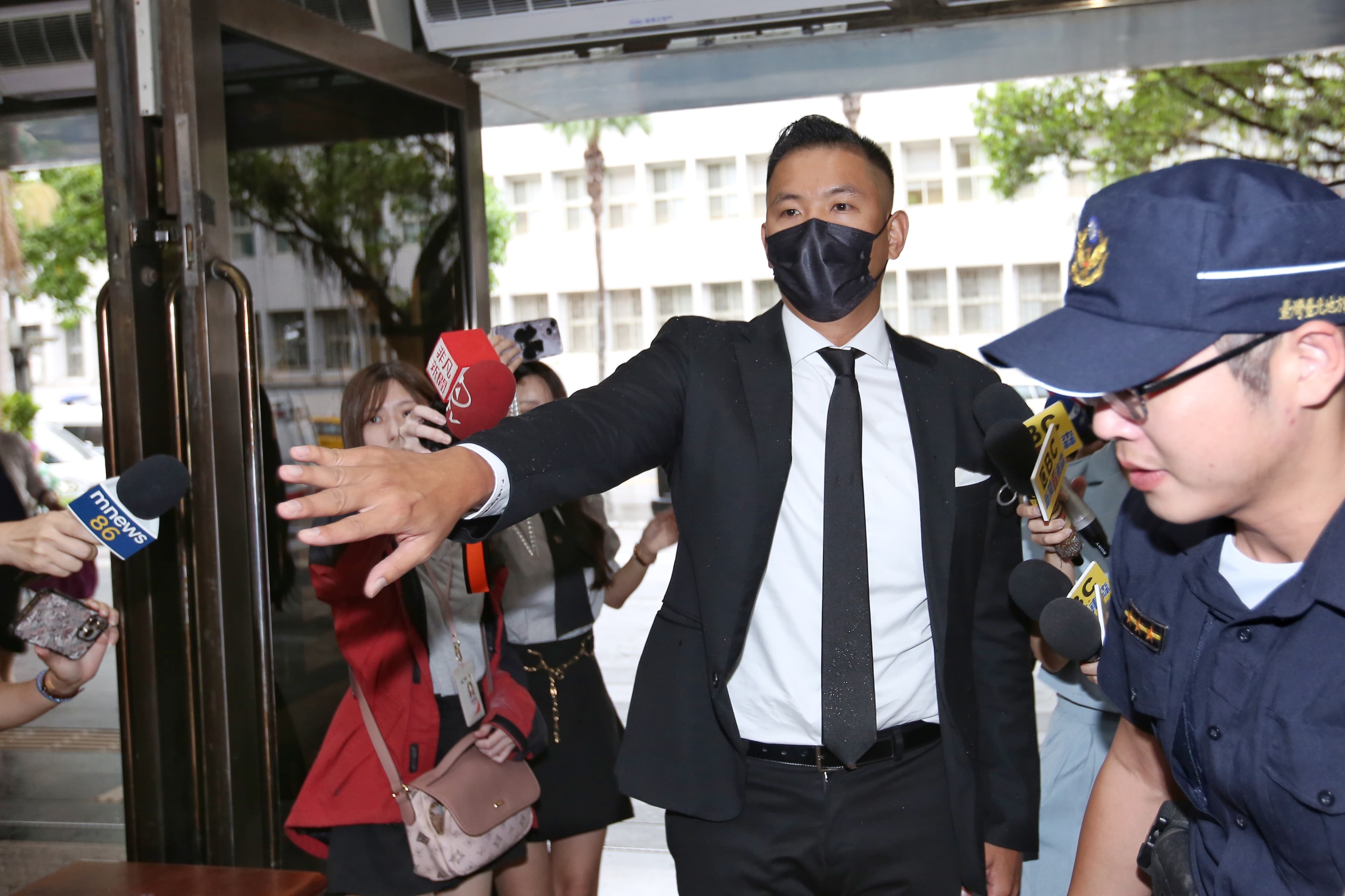 陳建州在被包圍狀態下緩緩走進北檢。