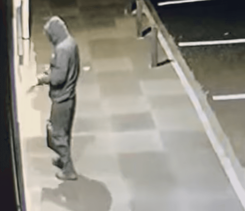 警方正在追查這名縱火男的下落。（翻自《每日郵報》）