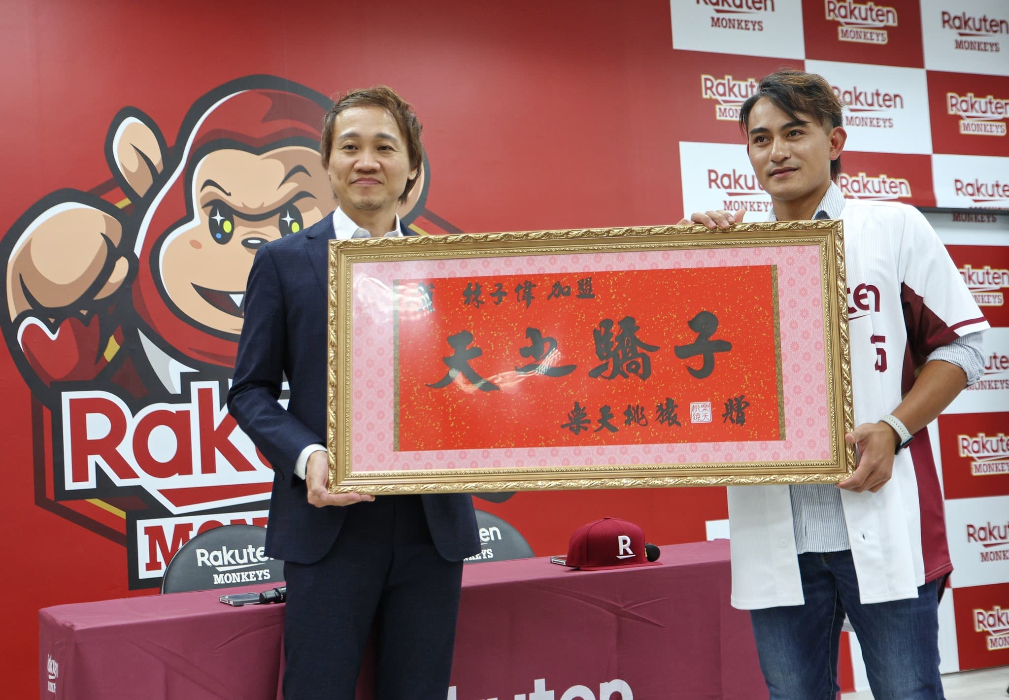 林子偉（右）加盟樂天，獲贈「天之驕子」匾額。（翻攝自Rakuten Monkeys臉書）