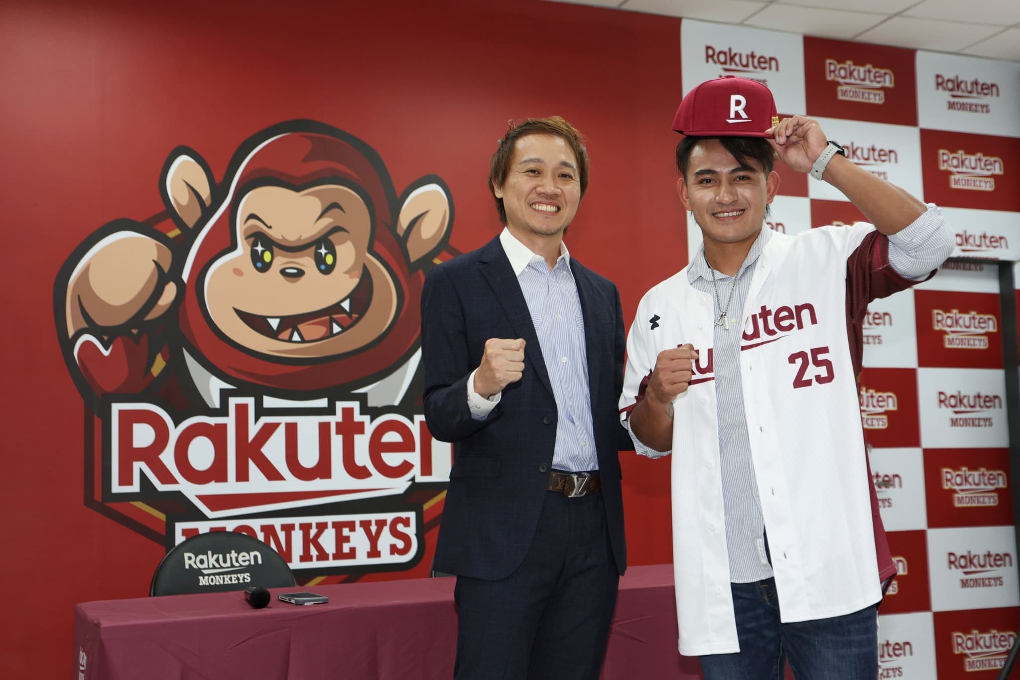 林子偉（右）加盟合約總價值達到3,100萬元。（翻攝自Rakuten Monkeys臉書）
