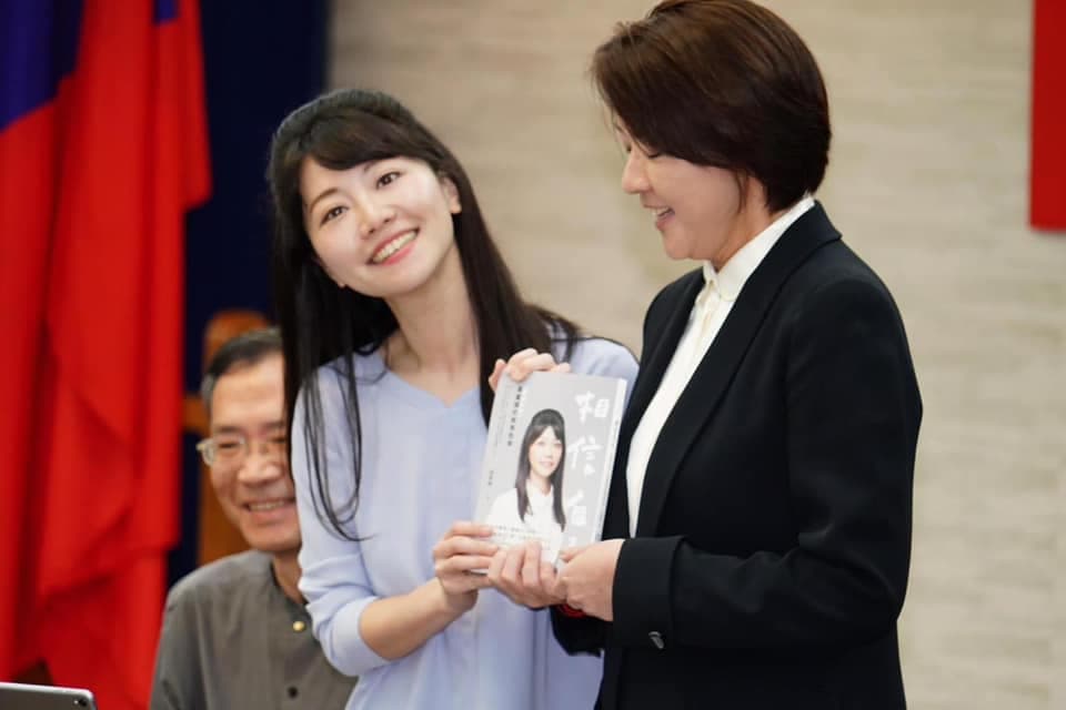 高嘉瑜自曝和黃珊珊有不少共同點，「我們都是北一女、台大法律系，我們生日只差一天。」（翻攝自高嘉瑜臉書）