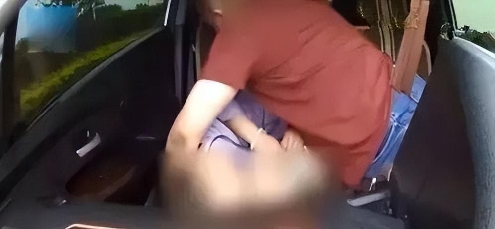 大媽一度試圖阻止，並向情侶勸說「要克制」，但情侶完全不聽，還越做越激烈。（示意圖）