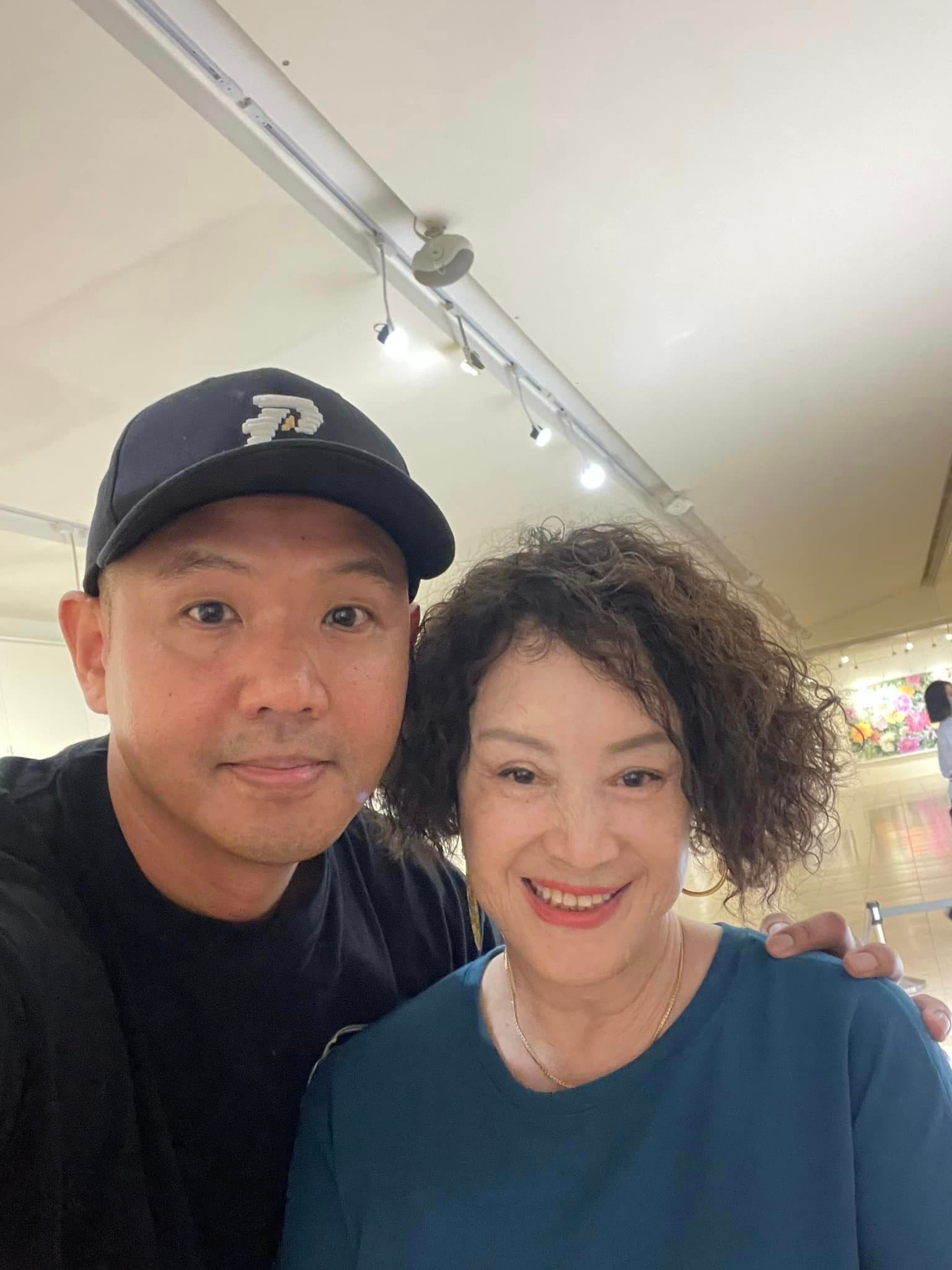 陳建州與唐志中媽媽韓湘琴合照，臉明顯圓了一圈。（翻攝韓湘琴臉書）