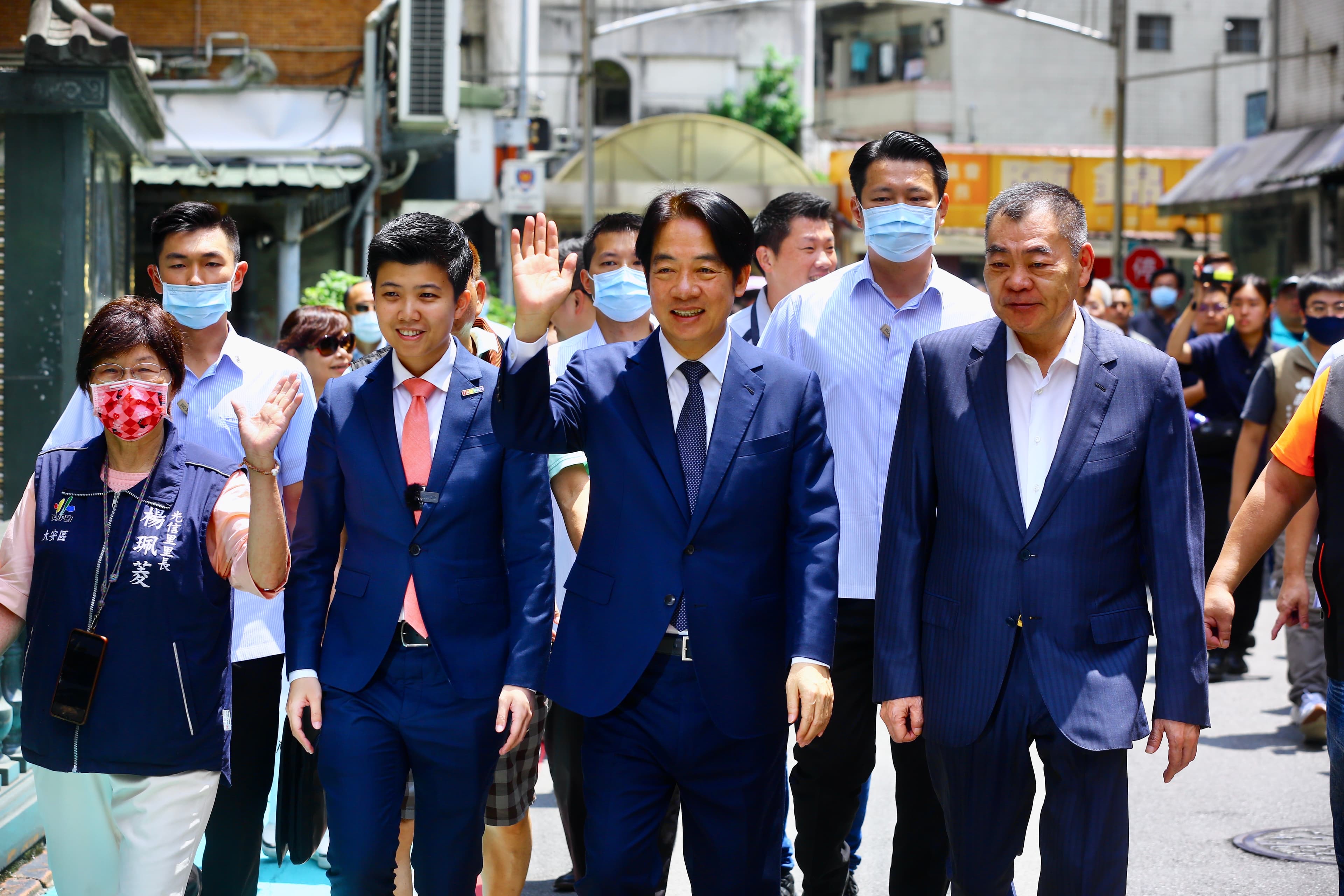 台北市議會前議長暨火聖廟主委陳錦祥陪同參香，賴清德受鄉親們熱烈歡迎。