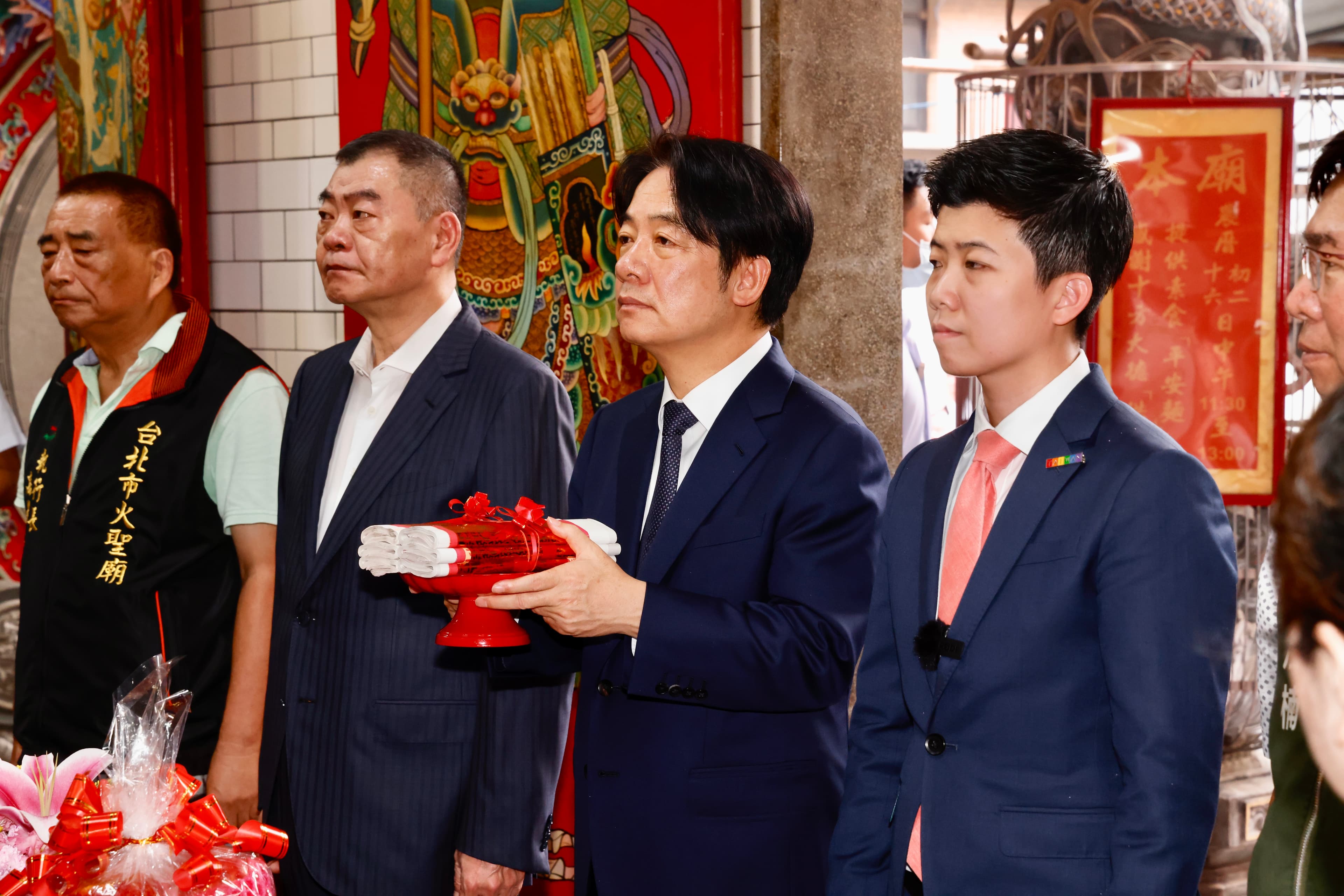賴清德上午到大安區火聖廟參香，替參選該區立委的苗博雅站台。