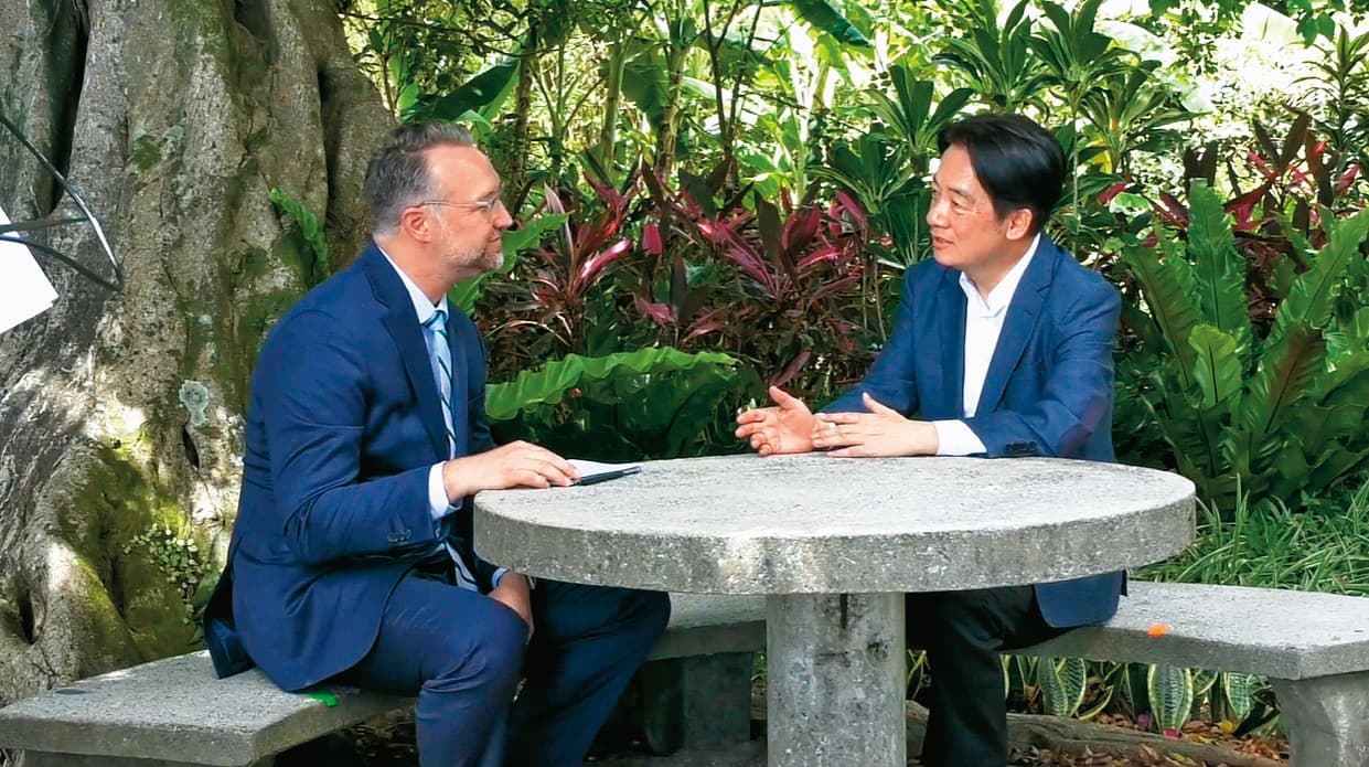 賴清德（右）出訪前，《彭博》刊登其專訪，賴並帶記者走訪他位於新北萬里的老家。（賴清德團隊提供）