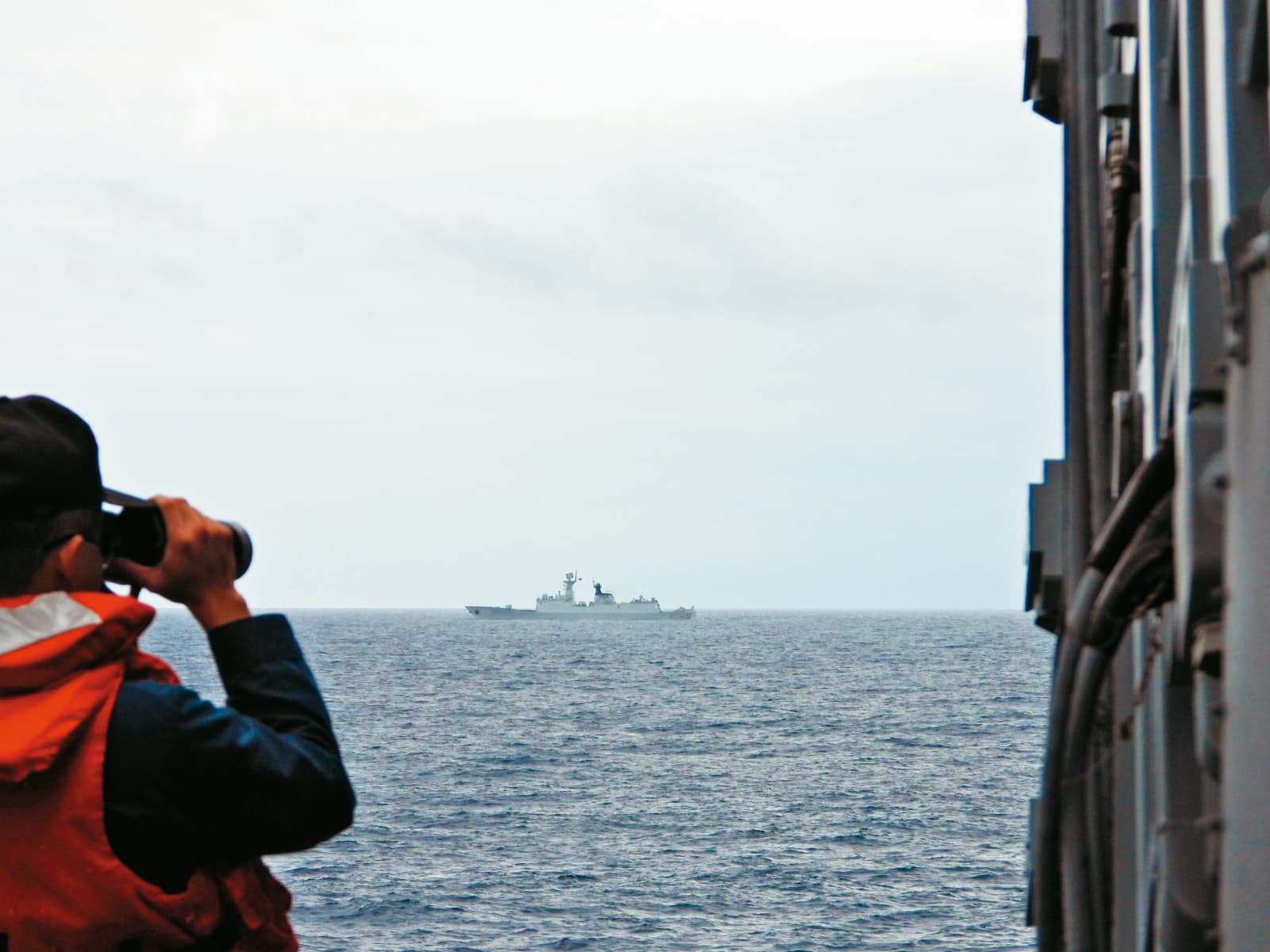 解放軍在賴返國後宣布軍演，我海軍田單號飛彈巡防艦監控解放軍海軍054A型「徐州」號飛彈護衛艦。（國防部提供）