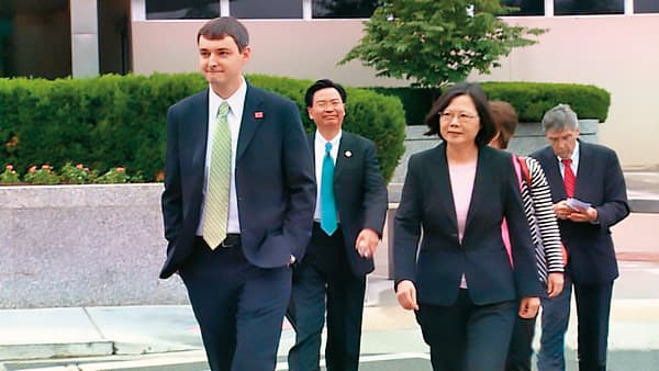 蔡英文（右）2015年曾以總統參選人身分到訪華府。（蔡英文訪美媒體團提供）