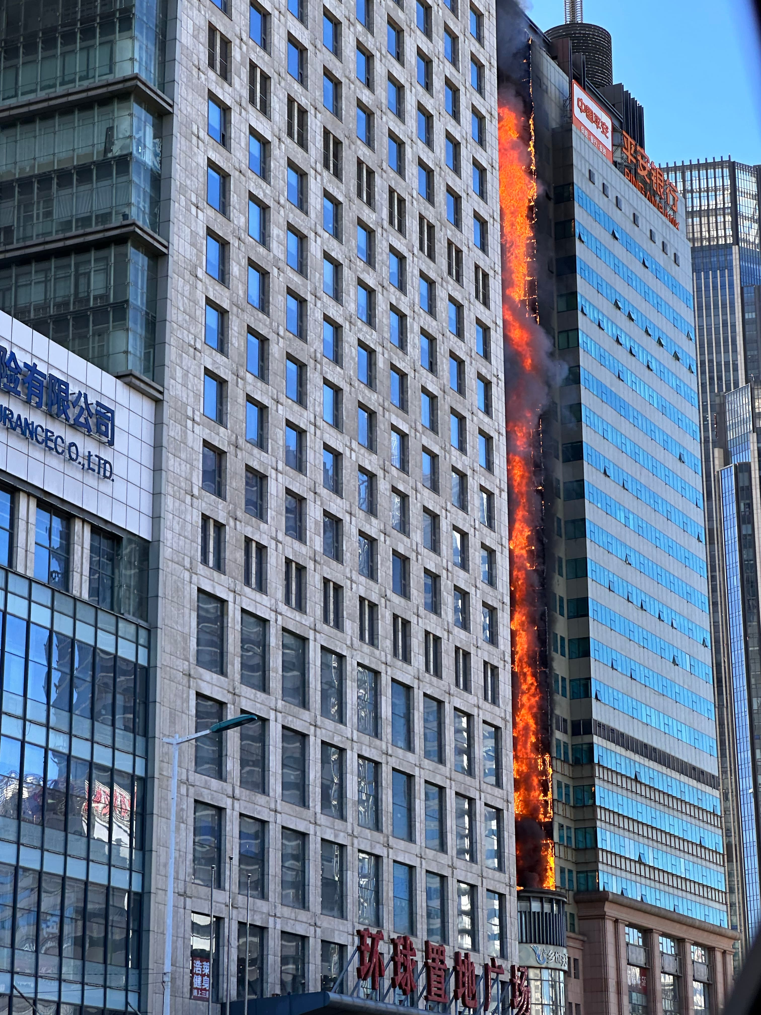 大樓火勢夾雜在市區之間。（翻攝自微博）