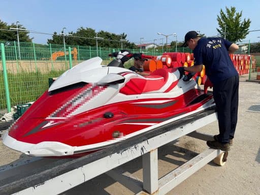 權平騎著這輛水上摩托車，橫渡300公里的黃海抵達南韓仁川。（翻自推特）