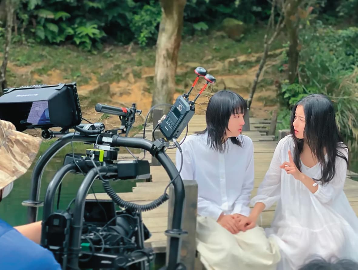 廖曉彤（右）曾為吳克群拍攝新歌〈咁有風在吹〉MV，跟另一女角下水濕身拍攝。（翻攝自eunice_hiddensound IG）